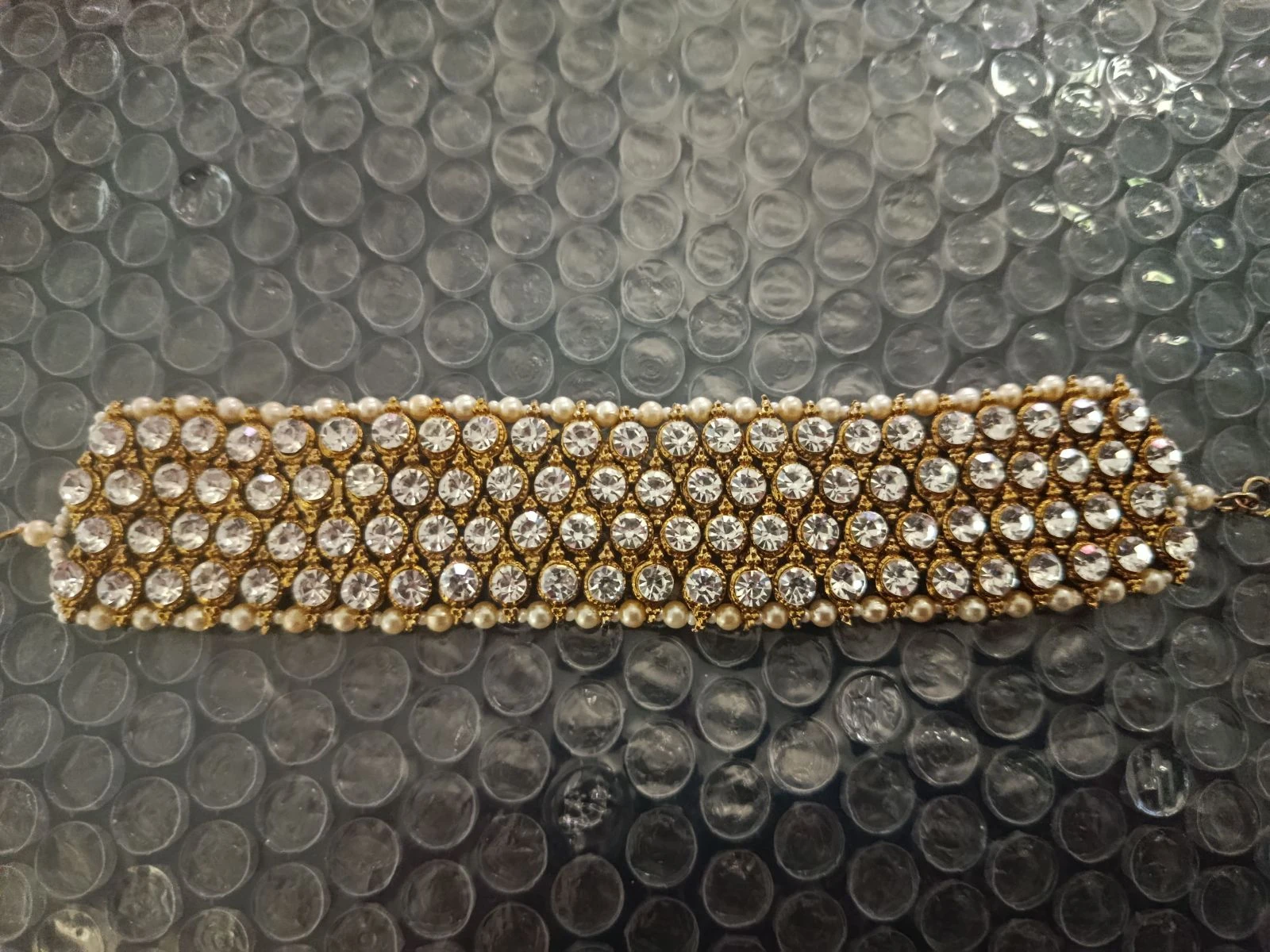 Pulsera ancha ajustable dorado con cristales brillantes plateados y perlas – photo 3